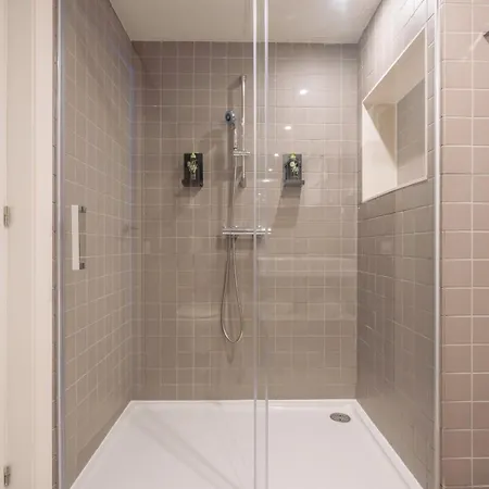 Limehome Rector Triado شقة